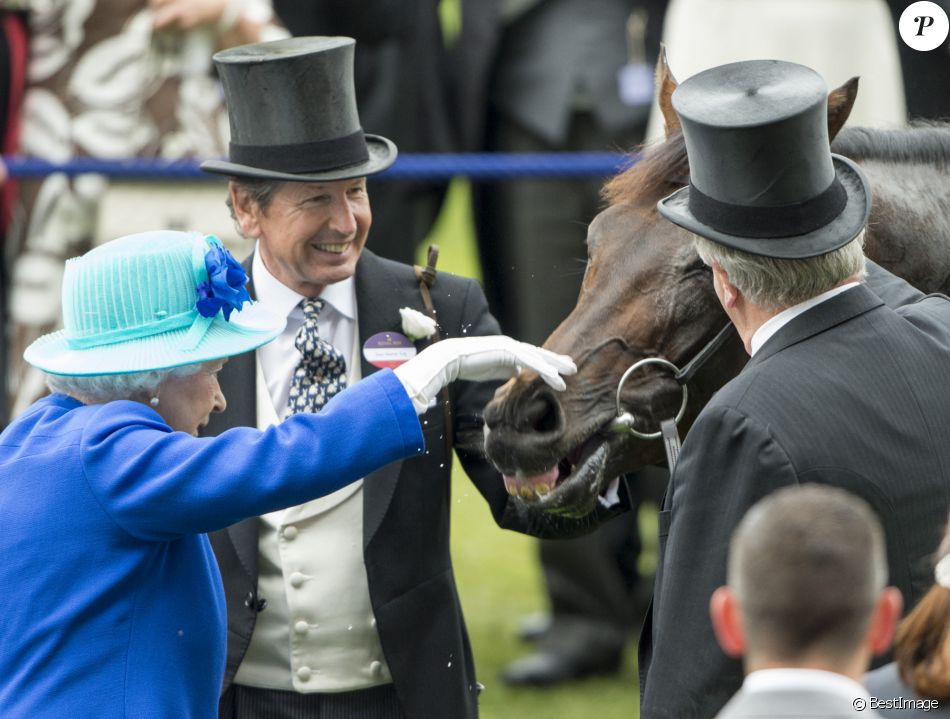 La reine Elisabeth II d'Angleterre et John Warren - Les membres de la famille royale lors du cinquième jour des courses hippiques "Royal Ascot", le 18 juin 2016.