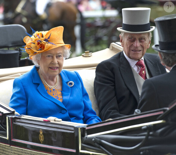 La reine Elisabeth II d'Angleterre et le prince Philip, duc d'Edimbourg lors du troisième jour des courses hippiques "Royal Ascot". Le 16 juin 2016