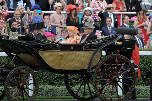 La reine Elisabeth II d'Angleterre et le prince Philip, duc d'Edimbourg - La famille Royale d'Angleterre assiste à la course hippique "Royal Ascot" sur le champs de courses de Ascot, le 20 juin 2015.