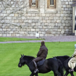La reine Elisabeth II d'Angleterre se promène à dos de poney dans le parc de Windsor. Le 14 décembre 2020