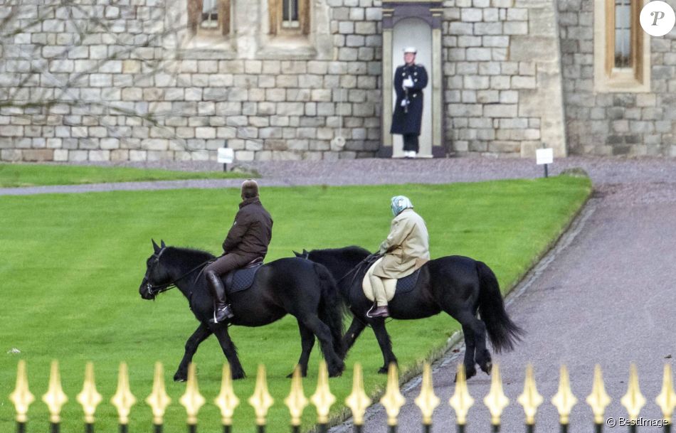 La reine Elisabeth II d'Angleterre se promène à dos de poney dans le parc de Windsor. Le 14 décembre 2020