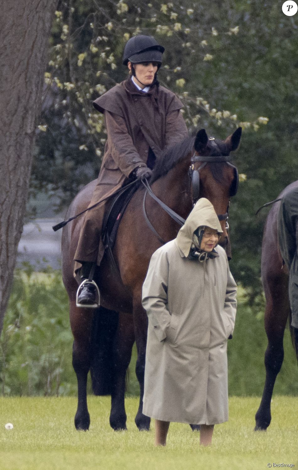 La reine Elisabeth II d'Angleterre est venue en voiture voir les chevaux de l'attelage du prince Philip à Windsor, Royaume Uni, le 30 avril 2021.