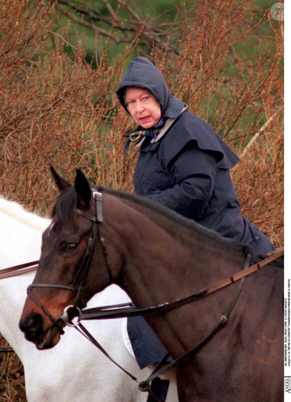 Elizabeth II lors d'une promenade à cheval à Sandringham en 1999.