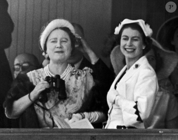 La reine Elizabeth et sa fille, la princesse Elisabeth assistent aux courses de chevaux à Ascot, le 18 juin 1953