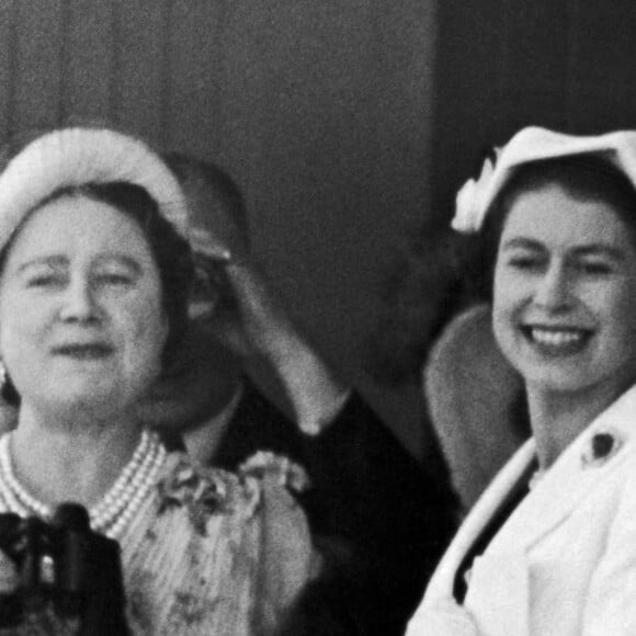 La reine Elizabeth et sa fille, la princesse Elisabeth assistent aux courses de chevaux à Ascot, le 18 juin 1953