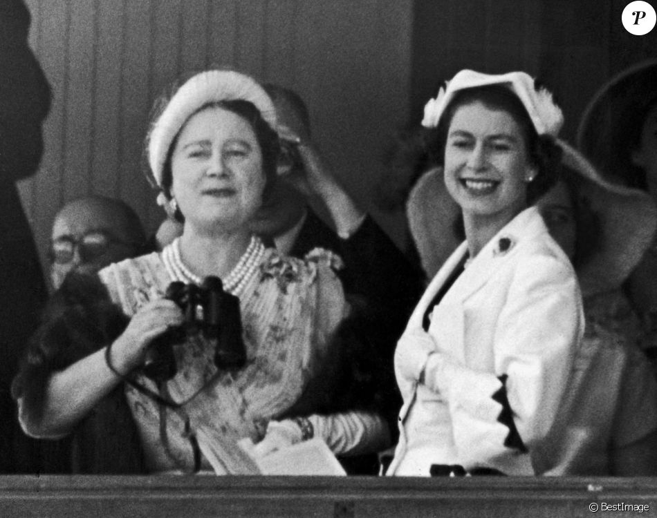 La reine Elizabeth et sa fille, la princesse Elisabeth assistent aux courses de chevaux à Ascot, le 18 juin 1953