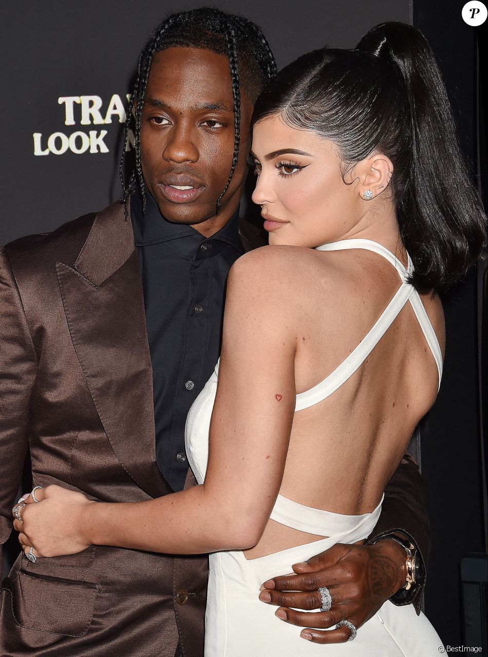 Travis Scott avec sa compagne Kylie Jenner à la première du prochain documentaire de Netflix Look Mom I Can Fly au Barker Hangar dans le quartier de Santa Monica à Los Angeles. Ce nouveau documentaire sera disponible à partir du 28 août sur Netflix. On y découvre des images inédites de T. Scott à ses débuts, jusqu'à son ascension aujourd'hui. Look Mom I Can Fly place les spectateurs au premier rang de la vie du rappeur, en s'intéressant à la sortie et aux répercussions d'Astroworld, son dernier album nommé aux Grammys. Le 27 août 2019