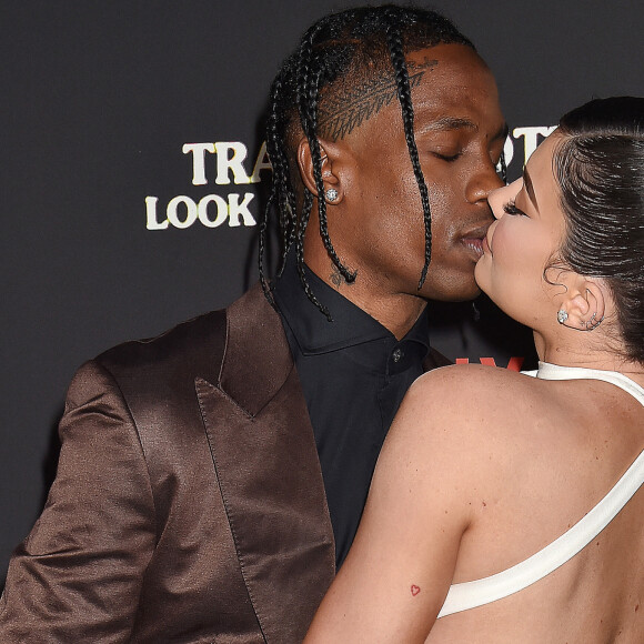 Travis Scott avec sa compagne Kylie Jenner à la première du prochain documentaire de Netflix Look Mom I Can Fly au Barker Hangar dans le quartier de Santa Monica à Los Angeles. Ce nouveau documentaire sera disponible à partir du 28 août sur Netflix. On y découvre des images inédites de T. Scott à ses débuts, jusqu'à son ascension aujourd'hui. Look Mom I Can Fly place les spectateurs au premier rang de la vie du rappeur, en s'intéressant à la sortie et aux répercussions d'Astroworld, son dernier album nommé aux Grammys. Le 27 août 2019


