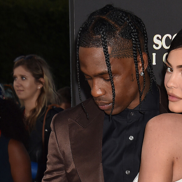 Travis Scott avec sa compagne Kylie Jenner à la première du prochain documentaire de Netflix Look Mom I Can Fly au Barker Hangar dans le quartier de Santa Monica à Los Angeles. Ce nouveau documentaire sera disponible à partir du 28 août sur Netflix. On y découvre des images inédites de T. Scott à ses débuts, jusqu'à son ascension aujourd'hui. Look Mom I Can Fly place les spectateurs au premier rang de la vie du rappeur, en s'intéressant à la sortie et aux répercussions d'Astroworld, son dernier album nommé aux Grammys. Le 27 août 2019


