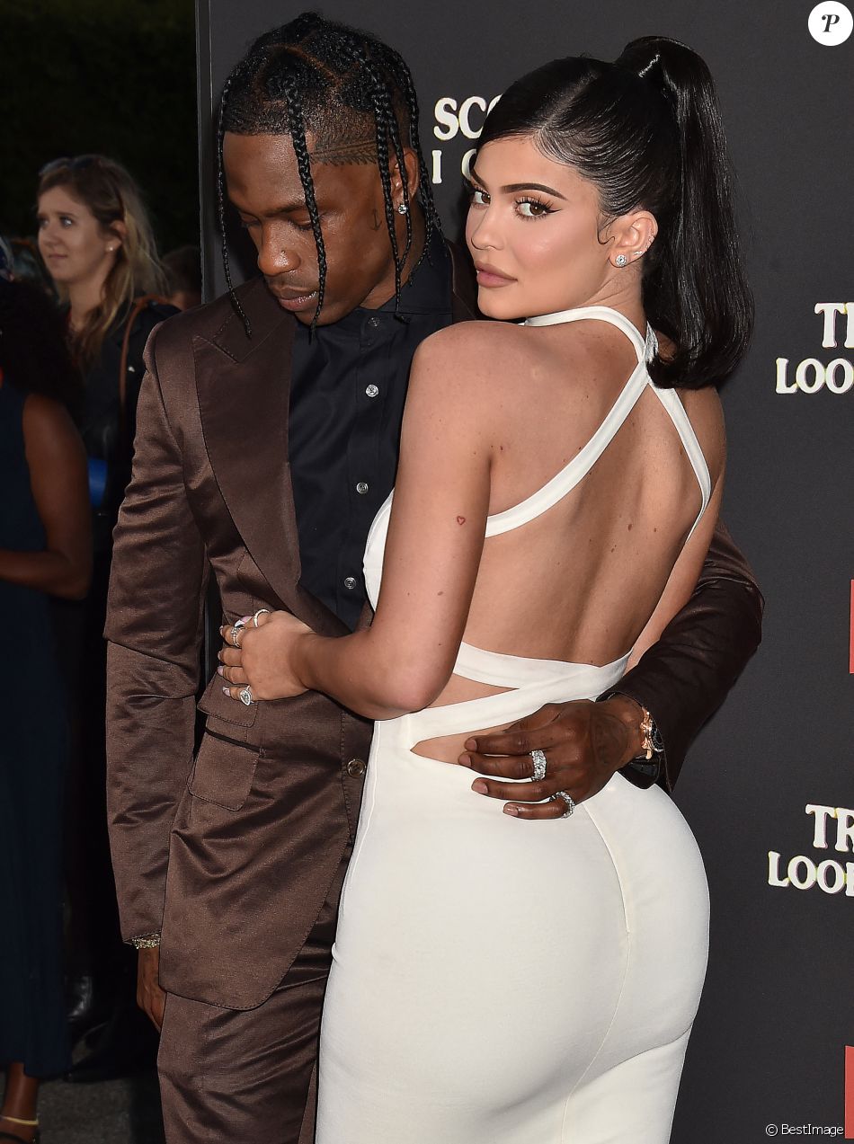 Travis Scott avec sa compagne Kylie Jenner à la première du prochain documentaire de Netflix Look Mom I Can Fly au Barker Hangar dans le quartier de Santa Monica à Los Angeles. Ce nouveau documentaire sera disponible à partir du 28 août sur Netflix. On y découvre des images inédites de T. Scott à ses débuts, jusqu'à son ascension aujourd'hui. Look Mom I Can Fly place les spectateurs au premier rang de la vie du rappeur, en s'intéressant à la sortie et aux répercussions d'Astroworld, son dernier album nommé aux Grammys. Le 27 août 2019