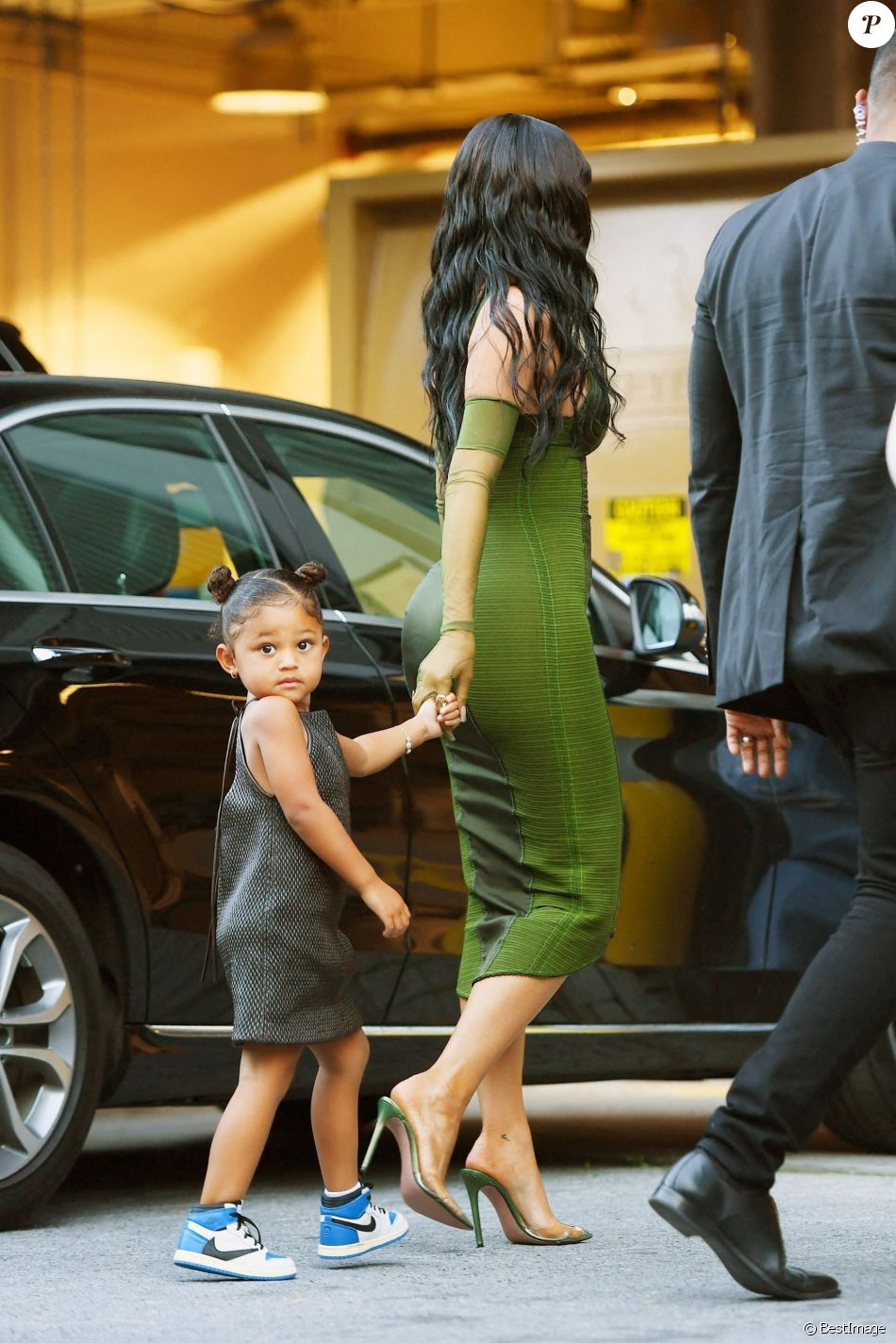 Travis Scott, Kylie Jenner et leur fille Stormi arrivent à la 72ème édition Parsons Benefit où Travis Scott va être récompensé au Pier 17 dans le Seaport District à New York, le 15 juin 2021. Chaque année, l'école "Parsons" de New York rend hommage à des personnalités influentes. Pour cette 72ème édition Parsons Benefit, Travis Scott fait partie de ces lauréats récompensés. Pour l'occasion, Kylie et sa fille Stormi sont venues à New York pour le soutenir.