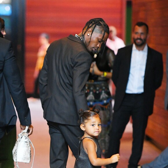 Travis Scott, Kylie Jenner et leur fille Stormi arrivent à la 72ème édition Parsons Benefit où Travis Scott va être récompensé au Pier 17 dans le Seaport District à New York, le 15 juin 2021. Chaque année, l'école "Parsons" de New York rend hommage à des personnalités influentes. Pour cette 72ème édition Parsons Benefit, Travis Scott fait partie de ces lauréats récompensés. Pour l'occasion, Kylie et sa fille Stormi sont venues à New York pour le soutenir.