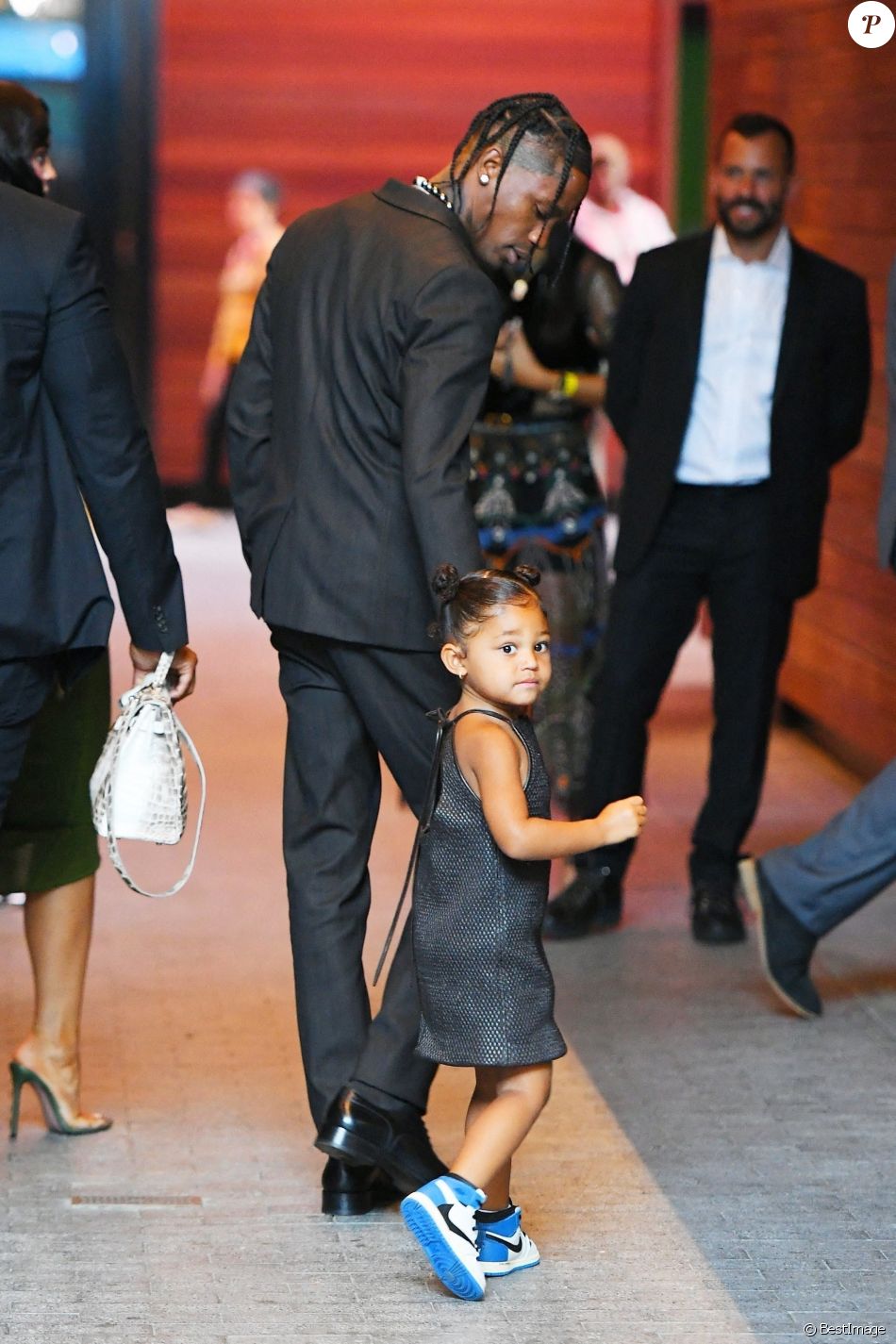 Travis Scott, Kylie Jenner et leur fille Stormi arrivent à la 72ème édition Parsons Benefit où Travis Scott va être récompensé au Pier 17 dans le Seaport District à New York, le 15 juin 2021. Chaque année, l'école "Parsons" de New York rend hommage à des personnalités influentes. Pour cette 72ème édition Parsons Benefit, Travis Scott fait partie de ces lauréats récompensés. Pour l'occasion, Kylie et sa fille Stormi sont venues à New York pour le soutenir.
