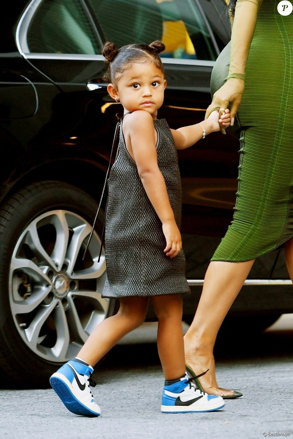 Travis Scott, Kylie Jenner et leur fille Stormi arrivent à la 72ème édition Parsons Benefit où Travis Scott va être récompensé au Pier 17 dans le Seaport District à New York, le 15 juin 2021. Chaque année, l'école "Parsons" de New York rend hommage à des personnalités influentes. Pour cette 72ème édition Parsons Benefit, Travis Scott fait partie de ces lauréats récompensés. Pour l'occasion, Kylie et sa fille Stormi sont venues à New York pour le soutenir.