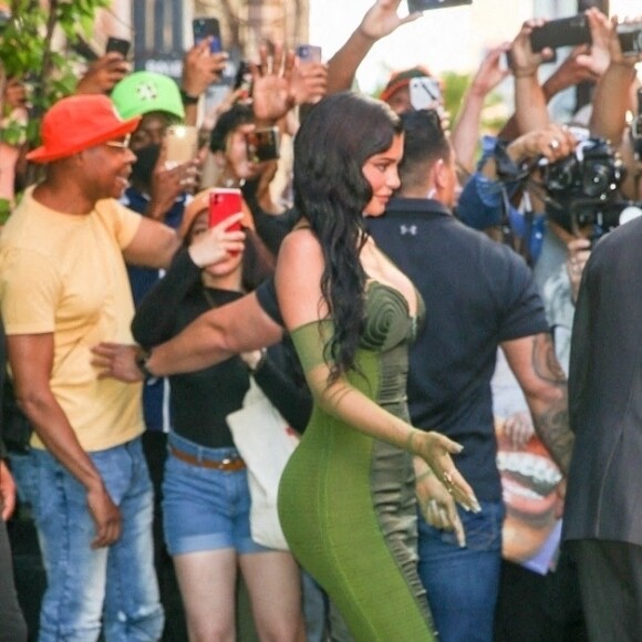 Travis Scott, Kylie Jenner et leur fille Stormi arrivent à la 72ème édition Parsons Benefit où Travis Scott va être récompensé au Pier 17 dans le Seaport District à New York, le 15 juin 2021. Chaque année, l'école "Parsons" de New York rend hommage à des personnalités influentes. Pour cette 72ème édition Parsons Benefit, Travis Scott fait partie de ces lauréats récompensés. Pour l'occasion, Kylie et sa fille Stormi sont venues à New York pour le soutenir.