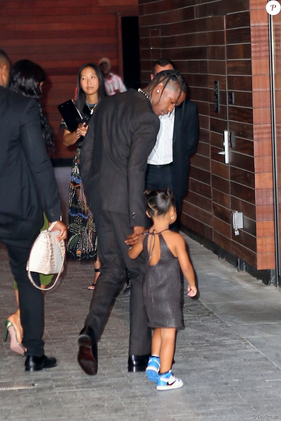 Travis Scott, Kylie Jenner et leur fille Stormi arrivent à la 72ème édition Parsons Benefit où Travis Scott va être récompensé au Pier 17 dans le Seaport District à New York, le 15 juin 2021. Chaque année, l'école "Parsons" de New York rend hommage à des personnalités influentes. Pour cette 72ème édition Parsons Benefit, Travis Scott fait partie de ces lauréats récompensés. Pour l'occasion, Kylie et sa fille Stormi sont venues à New York pour le soutenir.