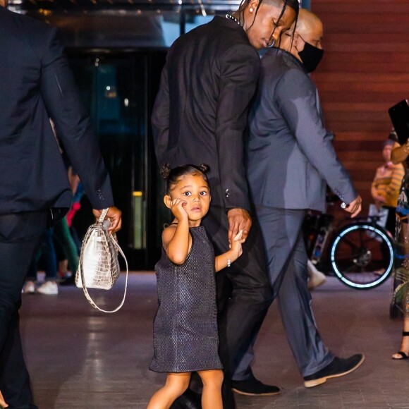 Travis Scott, Kylie Jenner et leur fille Stormi arrivent à la 72ème édition Parsons Benefit où Travis Scott va être récompensé au Pier 17 dans le Seaport District à New York, le 15 juin 2021. Chaque année, l'école "Parsons" de New York rend hommage à des personnalités influentes. Pour cette 72ème édition Parsons Benefit, Travis Scott fait partie de ces lauréats récompensés. Pour l'occasion, Kylie et sa fille Stormi sont venues à New York pour le soutenir.