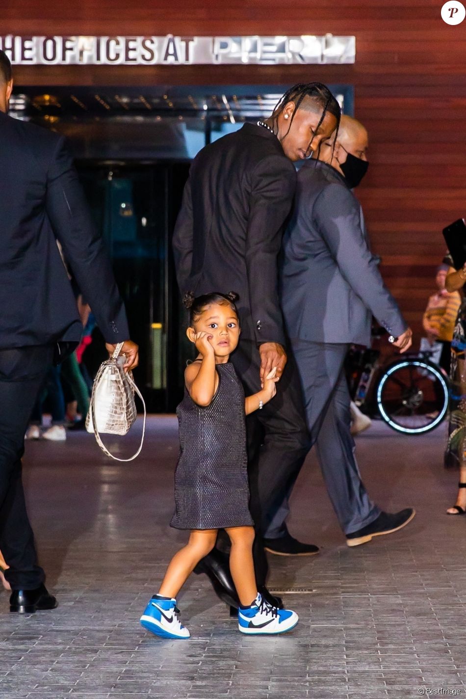 Travis Scott, Kylie Jenner et leur fille Stormi arrivent à la 72ème édition Parsons Benefit où Travis Scott va être récompensé au Pier 17 dans le Seaport District à New York, le 15 juin 2021. Chaque année, l'école "Parsons" de New York rend hommage à des personnalités influentes. Pour cette 72ème édition Parsons Benefit, Travis Scott fait partie de ces lauréats récompensés. Pour l'occasion, Kylie et sa fille Stormi sont venues à New York pour le soutenir.