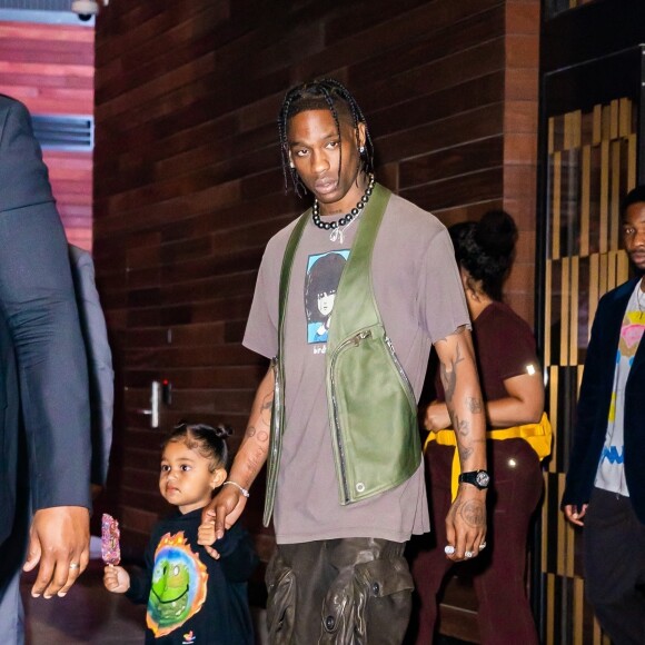 Travis Scott, Kylie Jenner et leur fille Stormi à la sortie de la 72ème édition Parsons Benefit où Travis Scott a été récompensé à New York, le 15 juin 2021. Chaque année, l'école "Parsons" de New York rend hommage à des personnalités influentes. Pour cette 72ème édition Parsons Benefit, Travis Scott fait partie de ces lauréats récompensés. Pour l'occasion, Kylie et sa fille Stormi sont venues à New York pour le soutenir. Stormi porte les mêmes baskets que son papa! 