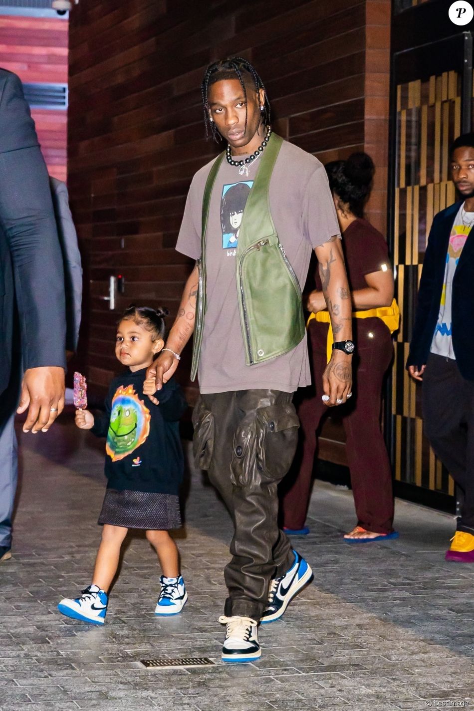 Travis Scott, Kylie Jenner et leur fille Stormi à la sortie de la 72ème édition Parsons Benefit où Travis Scott a été récompensé à New York, le 15 juin 2021. Chaque année, l'école "Parsons" de New York rend hommage à des personnalités influentes. Pour cette 72ème édition Parsons Benefit, Travis Scott fait partie de ces lauréats récompensés. Pour l'occasion, Kylie et sa fille Stormi sont venues à New York pour le soutenir. Stormi porte les mêmes baskets que son papa!