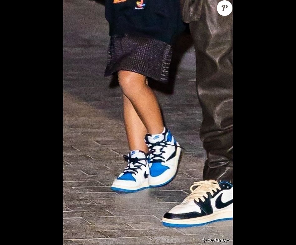 Travis Scott, Kylie Jenner et leur fille Stormi à la sortie de la 72ème édition Parsons Benefit où Travis Scott a été récompensé à New York, le 15 juin 2021. Chaque année, l'école "Parsons" de New York rend hommage à des personnalités influentes. Pour cette 72ème édition Parsons Benefit, Travis Scott fait partie de ces lauréats récompensés. Pour l'occasion, Kylie et sa fille Stormi sont venues à New York pour le soutenir. Stormi porte les mêmes baskets que son papa! Veuillez flouter le visage des enfants avant publication Please hide children faces prior publication New York, NY - Travis Scott and daughter Stormi twin in his signature Cactus Jack Air Jordan’s leaving the Parsons Benefit at Pier 17.