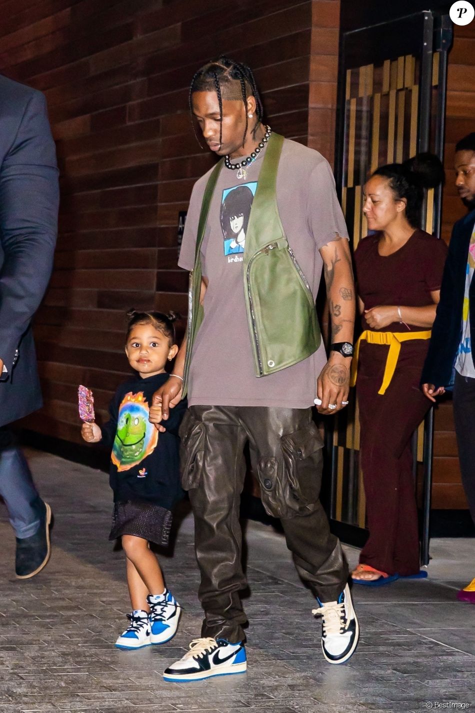 Travis Scott, Kylie Jenner et leur fille Stormi à la sortie de la 72ème édition Parsons Benefit où Travis Scott a été récompensé à New York, le 15 juin 2021.