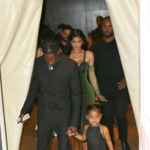 Travis Scott, Kylie Jenner et leur fille Stormi arrivent à la 72ème édition Parsons Benefit où Travis Scott va être récompensé au Pier 17 dans le Seaport District à New York, le 15 juin 2021.