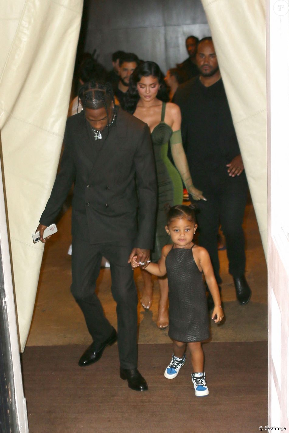 Travis Scott, Kylie Jenner et leur fille Stormi arrivent à la 72ème édition Parsons Benefit où Travis Scott va être récompensé au Pier 17 dans le Seaport District à New York, le 15 juin 2021.