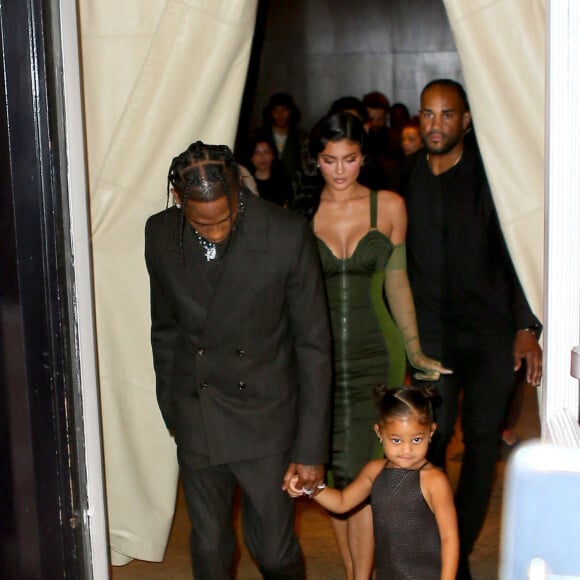 Travis Scott, Kylie Jenner et leur fille Stormi arrivent à la 72ème édition Parsons Benefit où Travis Scott va être récompensé au Pier 17 dans le Seaport District à New York, le 15 juin 2021.