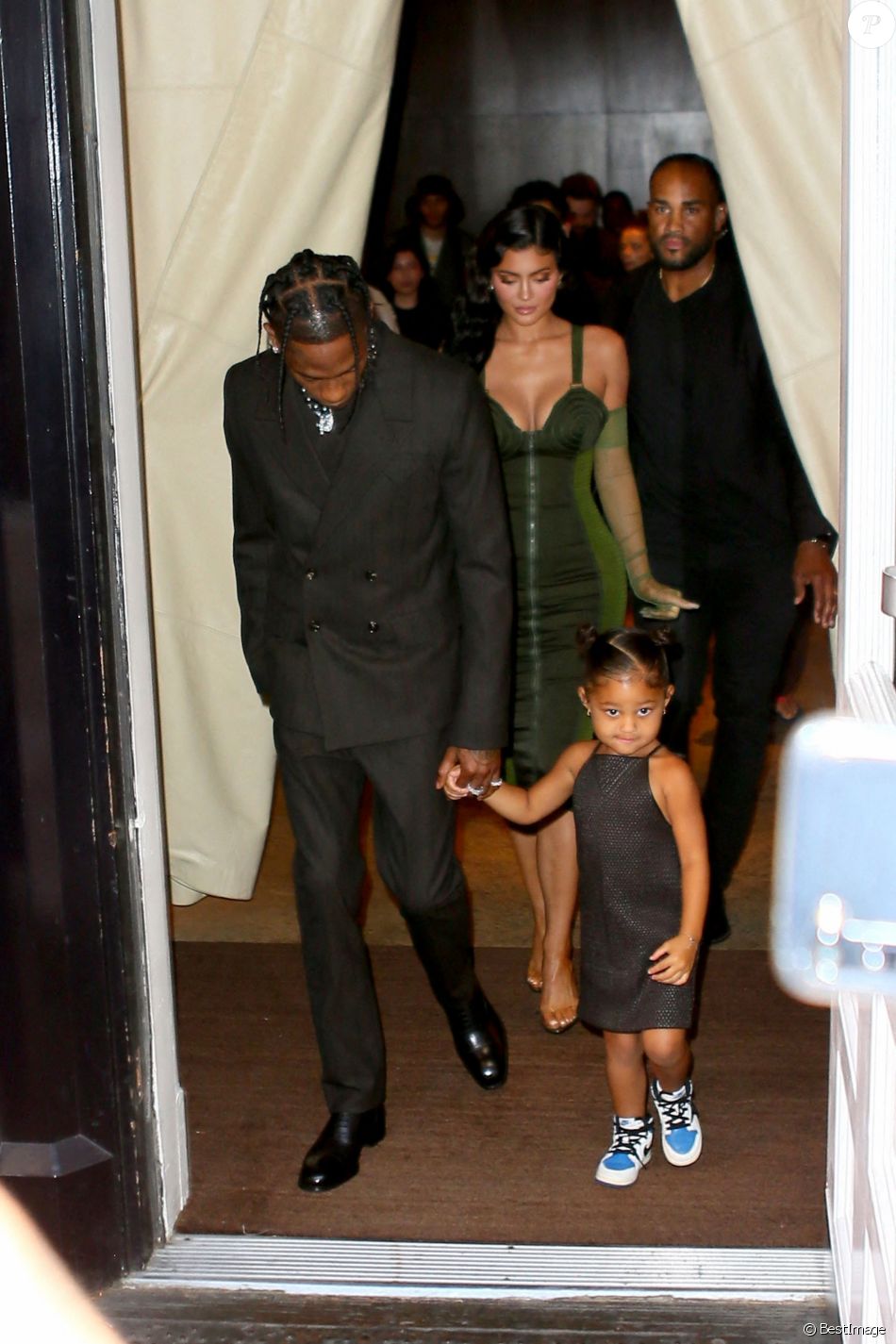 Travis Scott, Kylie Jenner et leur fille Stormi arrivent à la 72ème édition Parsons Benefit où Travis Scott va être récompensé au Pier 17 dans le Seaport District à New York, le 15 juin 2021.