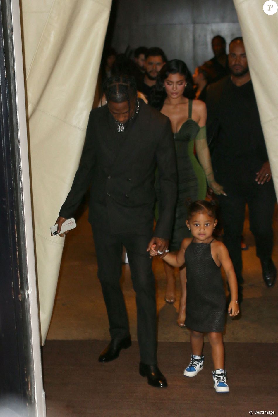 Travis Scott, Kylie Jenner et leur fille Stormi arrivent à la 72ème édition Parsons Benefit où Travis Scott va être récompensé au Pier 17 dans le Seaport District à New York, le 15 juin 2021. Chaque année, l'école "Parsons" de New York rend hommage à des personnalités influentes. Pour cette 72ème édition Parsons Benefit, Travis Scott fait partie de ces lauréats récompensés.