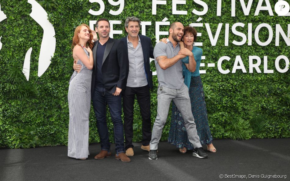 Melanie Robert, Jeremy Banster, Fred Bianconi et Moïse Santamaria avec Chrystelle Labaude au photocall de "Un si grand soleil" - Photocalls lors du 59ème festival de la Télévision de Monte-Carlo à Monaco, le 15 juin 2019. © Denis Guignebourg/Bestimage