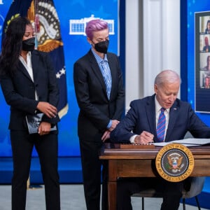 Margaret Purce et Megan Rapinoe, membres de l'équipe féminine de football aux côtés du président américain - Le président américain Joe Biden répond aux questions des journalistes lors de la Journée de l'égalité salariale à la Maison Blanche. Washington. Le 24 mars 2021.