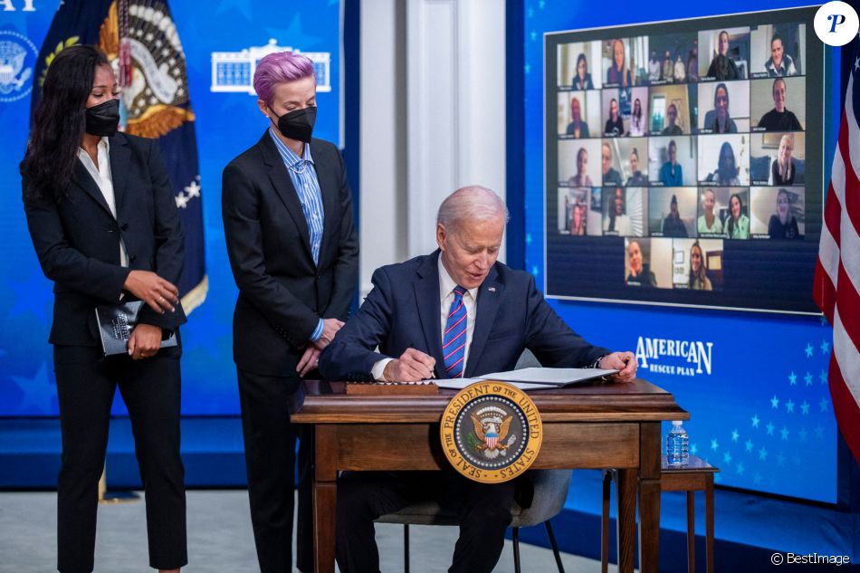 Margaret Purce et Megan Rapinoe, membres de l'équipe féminine de football aux côtés du président américain - Le président américain Joe Biden répond aux questions des journalistes lors de la Journée de l'égalité salariale à la Maison Blanche. Washington. Le 24 mars 2021.