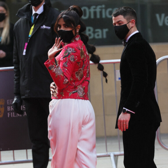 Priyanka Chopra et son mari Nick Jonas arrivent à la cérémonie des BAFTA à Londres le 11 avril 2021.