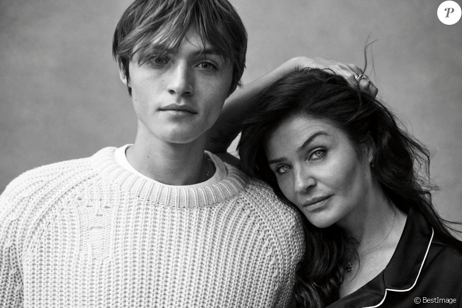 Victoria's Secret lance une collection en honneur de la Fête des mères avec Helena Christensen et son fils Mingus Reedus. 2021
