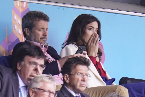 Le prince Frederik de Danemark et la princesse Mary assistent au malaise de Christian Eriksen pendant le match de football Danemark / Finlande à Copenhague le 12 juin 2021. 