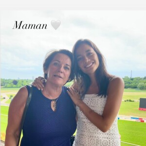 Alizé Lim et sa mère à l'Hippodrome de Longchamp.