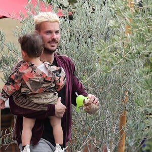 Matt Pokora (M. Pokora), sa femme Christina Milian et leur fils Isaiah sont allés déjeuner au restaurant Mauro's Cafe à West Hollywood, Los Angeles, le 7 juin 2021.