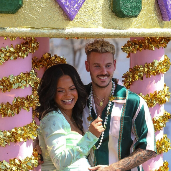 Christina Milian, enceinte, et son compagnon M Pokora (Matt) font la promotion de la marque "Beignet Box" de Christina sur un char lors d'une parade à Los Angeles le 10 avril 2021.