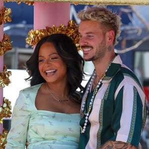 Christina Milian, enceinte, et son compagnon M Pokora (Matt) font la promotion de la marque "Beignet Box" de Christina sur un char lors d'une parade à Los Angeles.