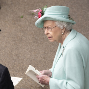 La reine Elisabeth II d'Angleterre et John Warren, directeur des courses hippiques de la Reine assistent à la prestigieuse course hippique "Royal Ascot" à Ascot, Royaume Uni, le 19 juin 2021.