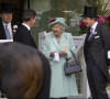 La reine Elisabeth II d'Angleterre et John Warren, directeur des courses hippiques de la Reine assistent à la prestigieuse course hippique "Royal Ascot" à Ascot, Royaume Uni.
