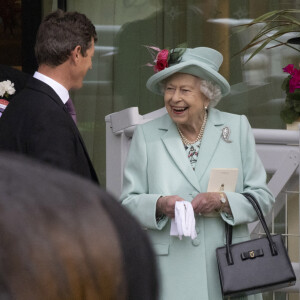 La reine Elisabeth II d'Angleterre et John Warren, directeur des courses hippiques de la Reine assistent à la prestigieuse course hippique "Royal Ascot" à Ascot, Royaume Uni.