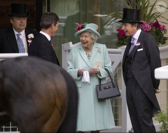 La reine Elisabeth II d'Angleterre et John Warren, directeur des courses hippiques de la Reine assistent à la prestigieuse course hippique "Royal Ascot" à Ascot, Royaume Uni.