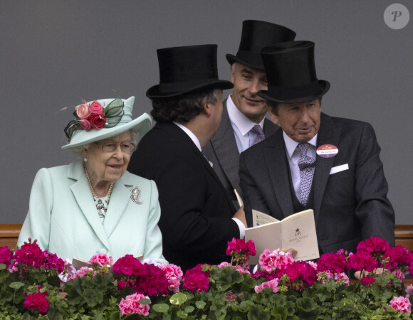 La reine Elisabeth II d'Angleterre et John Warren, directeur des courses hippiques de la Reine assistent à la prestigieuse course hippique "Royal Ascot" à Ascot, Royaume Uni, le 19 juin 2021.