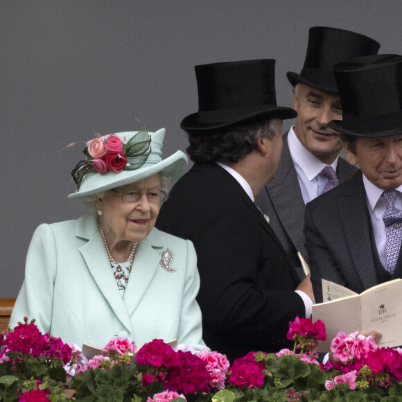 La reine Elisabeth II d'Angleterre et John Warren, directeur des courses hippiques de la Reine assistent à la prestigieuse course hippique "Royal Ascot" à Ascot, Royaume Uni, le 19 juin 2021.