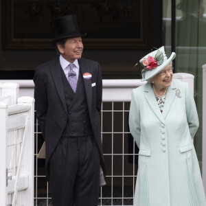 La reine Elisabeth II d'Angleterre et John Warren, directeur des courses hippiques de la Reine assistent à la prestigieuse course hippique "Royal Ascot" à Ascot, Royaume Uni, le 19 juin 2021.