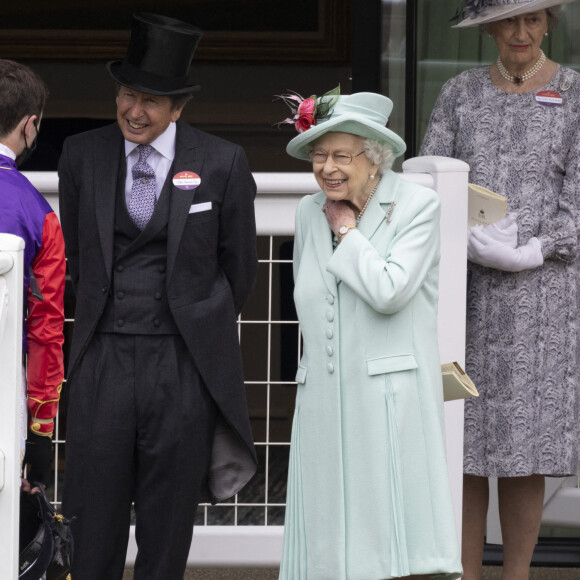 La reine Elisabeth II d'Angleterre et John Warren, directeur des courses hippiques de la Reine assistent à la prestigieuse course hippique "Royal Ascot" à Ascot, Royaume Uni, le 19 juin 2021.