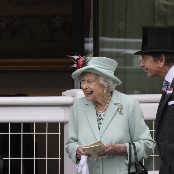 La reine Elisabeth II d'Angleterre et John Warren, directeur des courses hippiques de la Reine assistent à la prestigieuse course hippique "Royal Ascot" à Ascot, Royaume Uni, le 19 juin 2021.